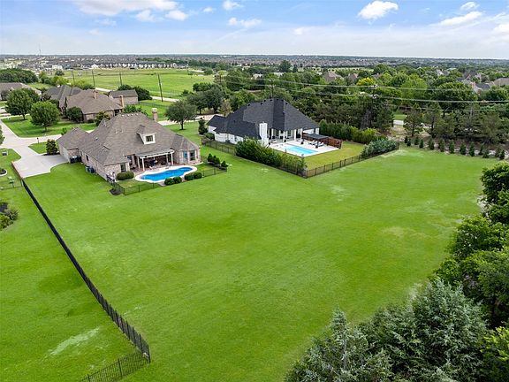 4th image of 2000 Fair Oaks Ln