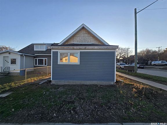 2nd image of 538 9th AVENUE NW