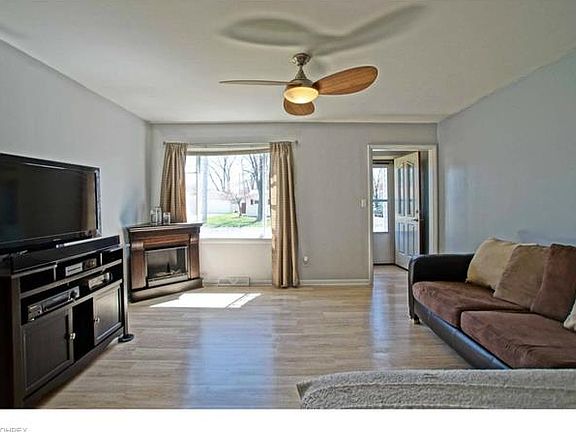 3rd image of 7427 Dahlia Dr