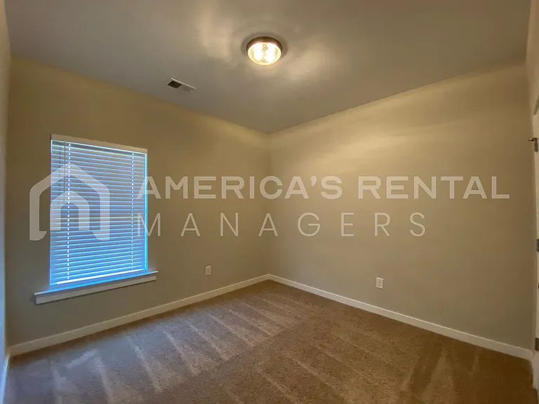 535 Troubadour Ln — Photo 6
