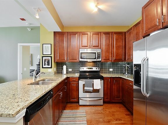 5th image of 1629 S Prairie Ave Unit 1708