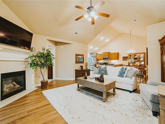 4th image of 2400 SW Moorland Ln