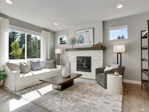 Photos of a 2337 plan built at another community. Details will vary