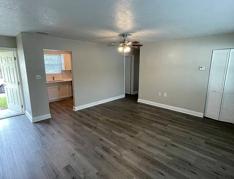 Woodlawn Park Apartments — Photo 14