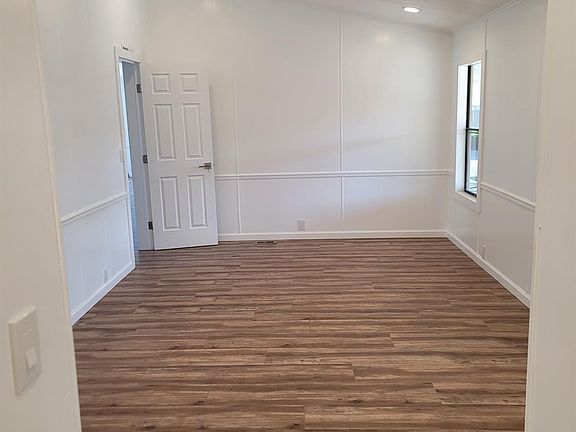 3rd image of 302 Toyon Way