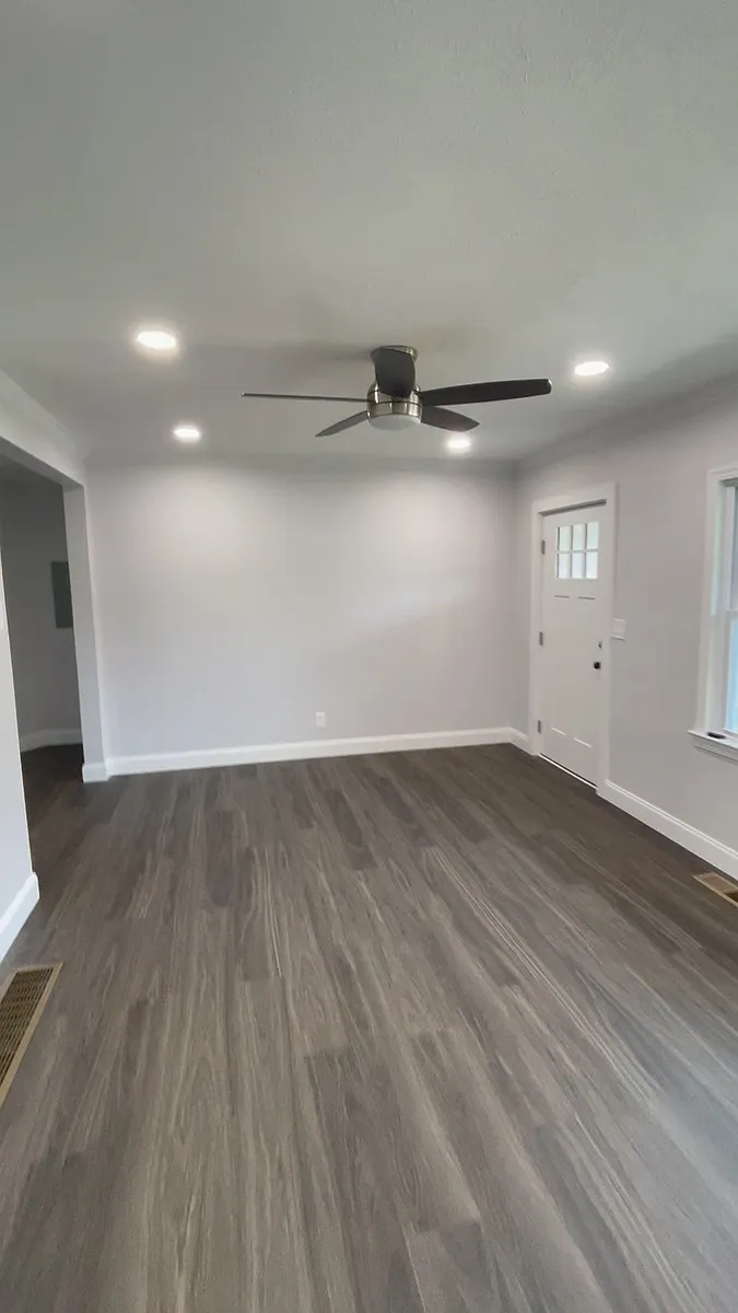 Building Photo - 877 Spring Valley Dr