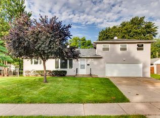 3711 Meadow Dr, Rolling Meadows, IL 60008