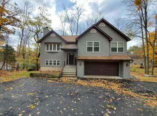 1056 Upper Ridge View Dr, East Stroudsburg, PA 18302