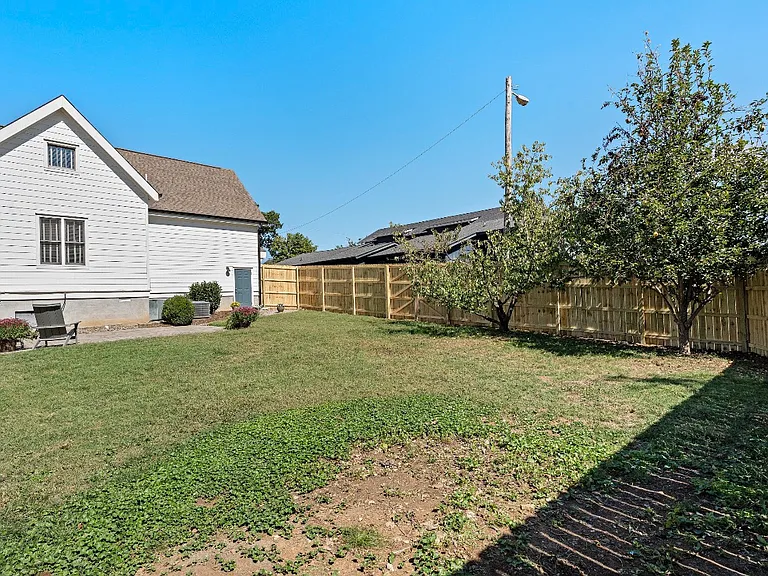 1109 Lawrence Ave — Photo 24