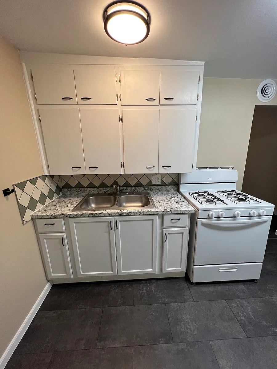 Building Photo - 121 N Judson St #2