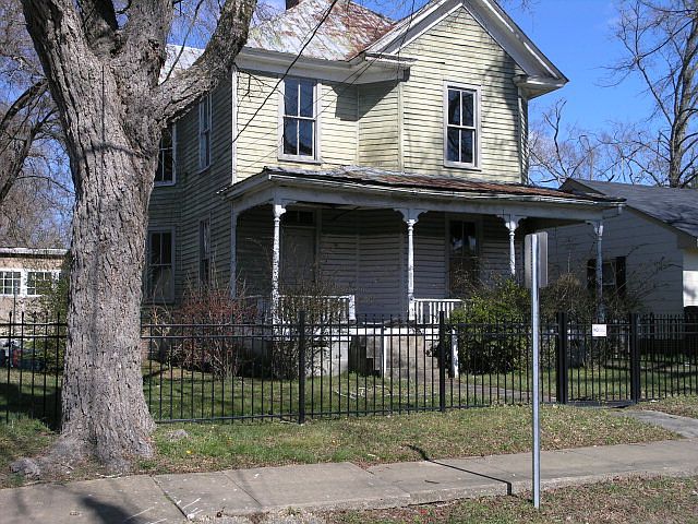 2nd image of 207/209 E 6th St
