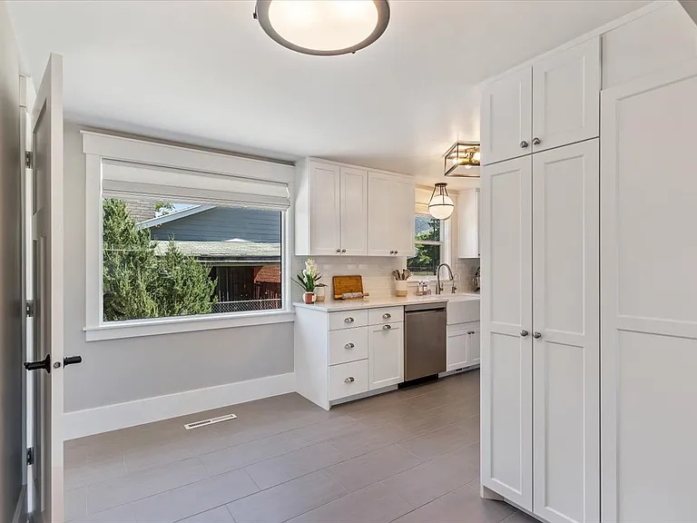 1393 Davis Ave — Photo 10