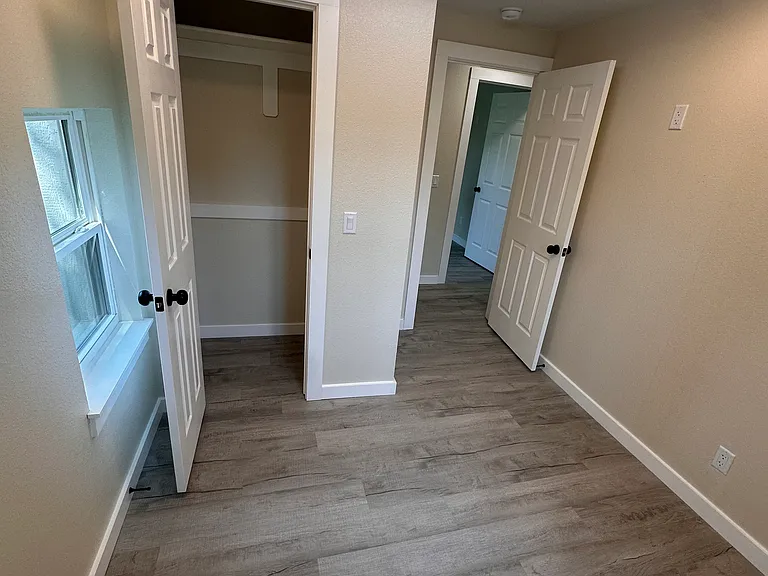 1388 N Vinita Ave — Photo 11