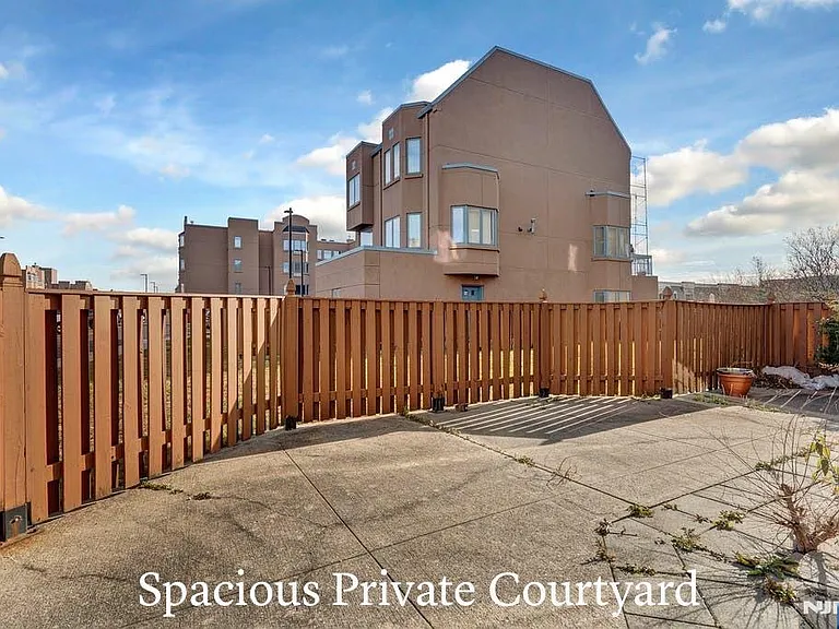 301 Chase Ct — Photo 8