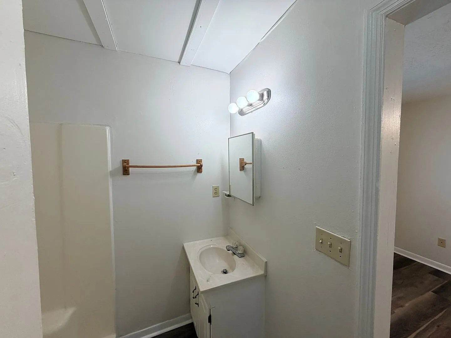 1706 Azalea Dr! This spacious 800 sq. ft. 1-bedroom, 1-bathroom apartment offers comfortable livi... — Photo 1
