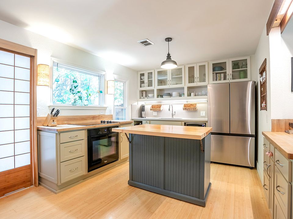 Chic kitchen with island