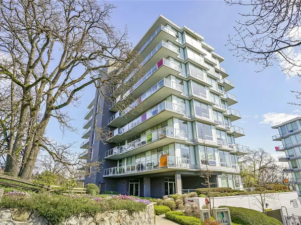 4011 Rainbow Hill Ln #402, Saanich, BC V8X 0A6