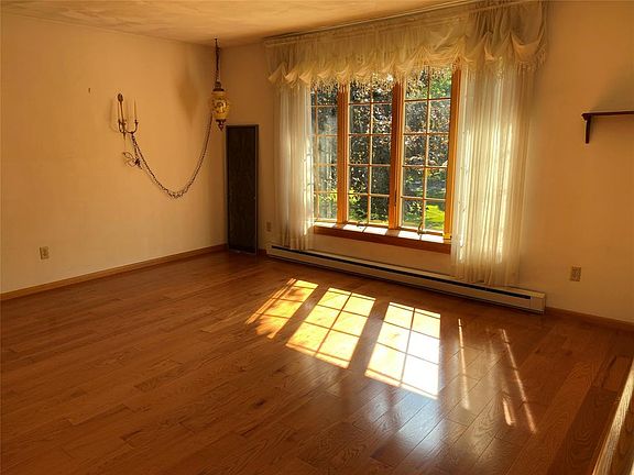 3rd image of 19 Maple Ln