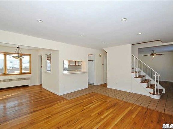 4th image of 24 E 22nd St