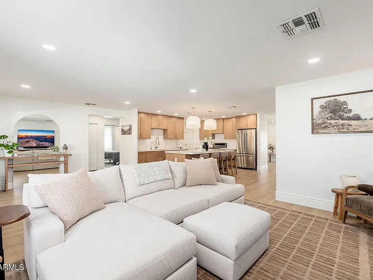 4030 E Fairmount Ave — Photo 16