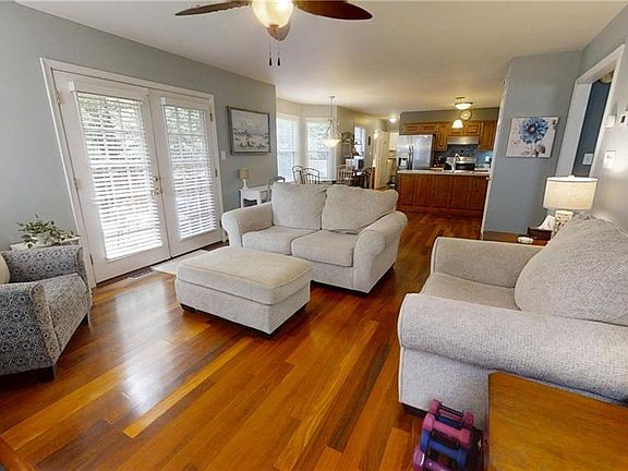 2nd image of 723 Colonial Ave