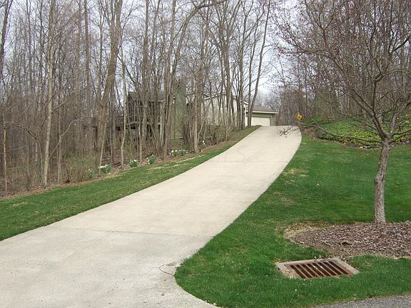 2nd image of 49 Stone Henge Dr