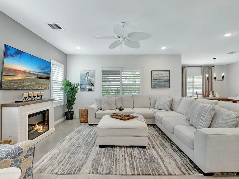 601 NE Waters Edge Ln — Photo 13