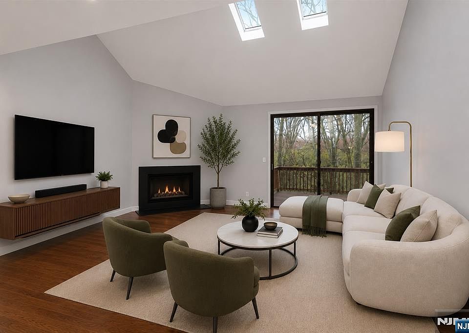 1st image of 412 Egret Lane