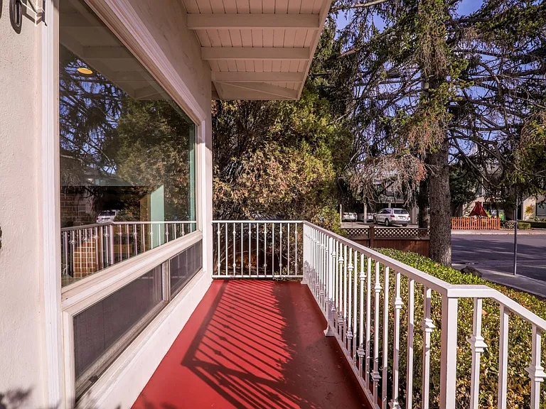 900 Oak Ln — Photo 3