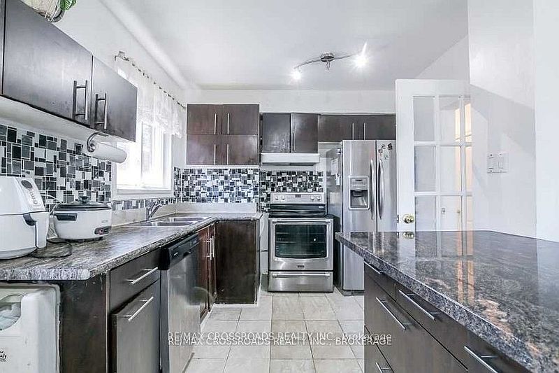Toronto House for rent - 4 Bedrooms — photo 2
