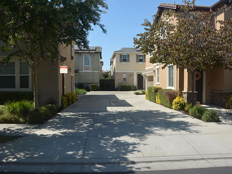 321 Macarthur Way — Photo 29