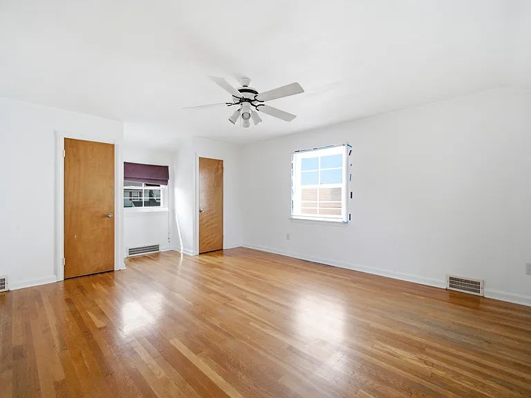 4437 Groveland Rd — Photo 4