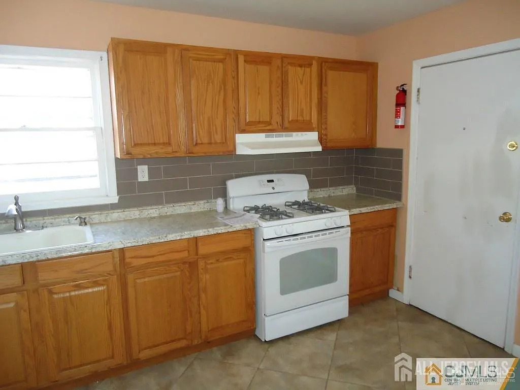 3 bed, 1.0 bath, $2,650 — Photo 4