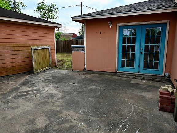 4th image of 252 Bastrop St