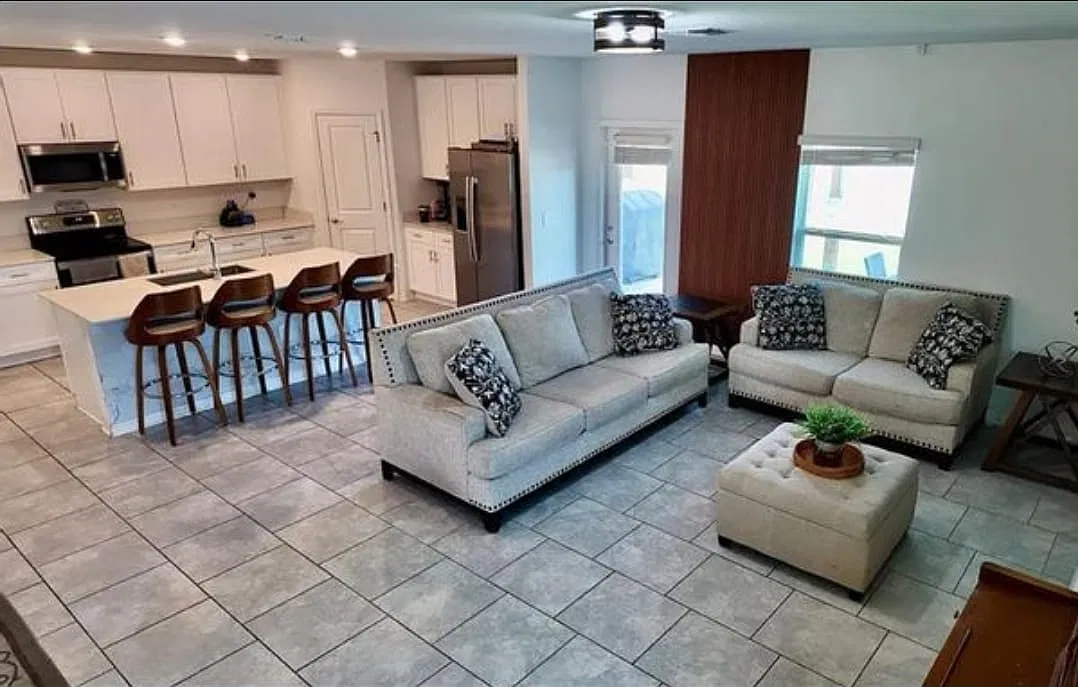 5 bed, 2.5 bath, 2255 sqft, $2,450 — Photo 3