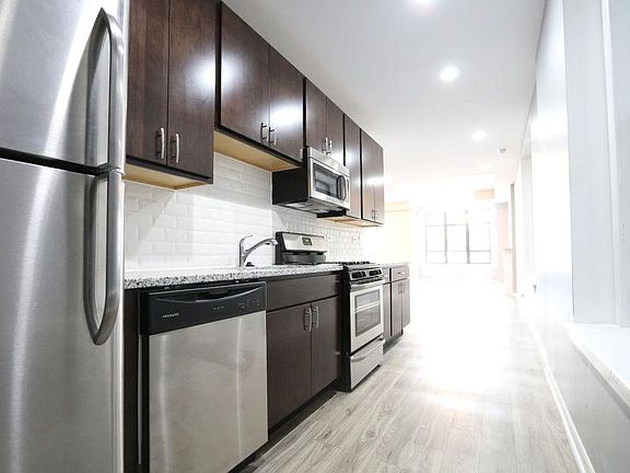 Kitchen- Granite counter tops, Full line of SS appliances