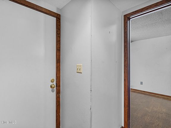 4th image of 213 Saint Luke Court