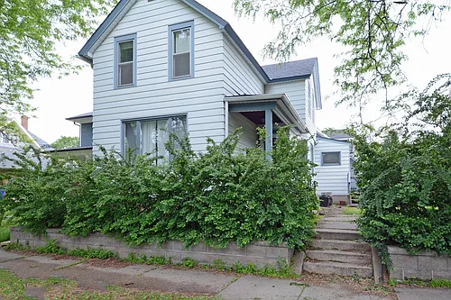 109 Delos St W Photo 1