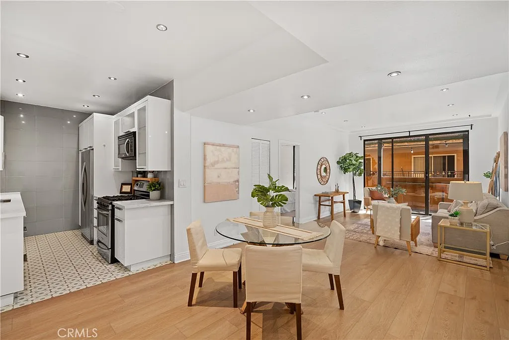 2 bed, 1010 sqft, $3,199 — Photo 3
