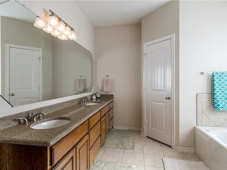 225 Glenview Dr — Photo 13