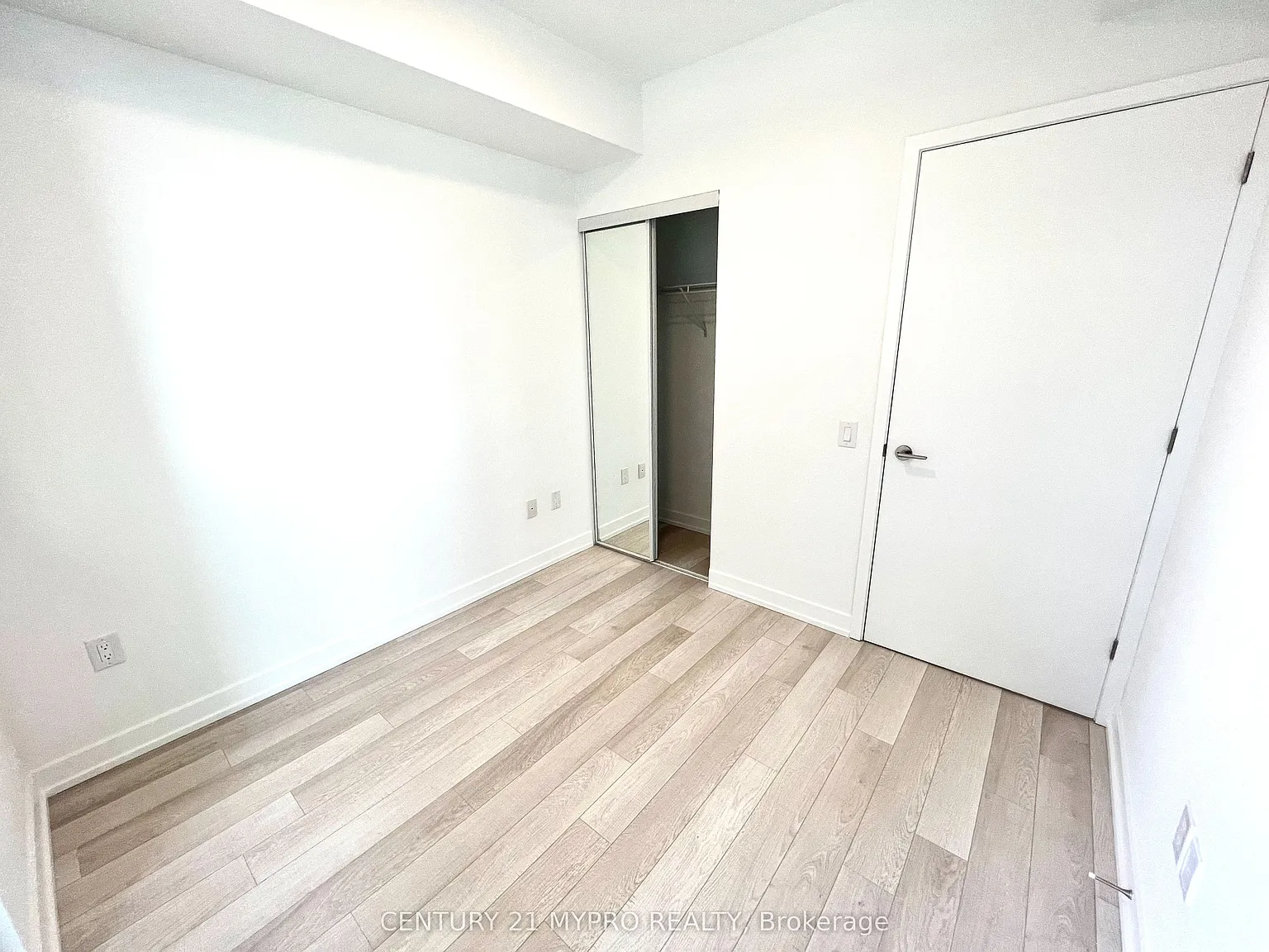 39 Roehampton Ave E #1507 photo 1