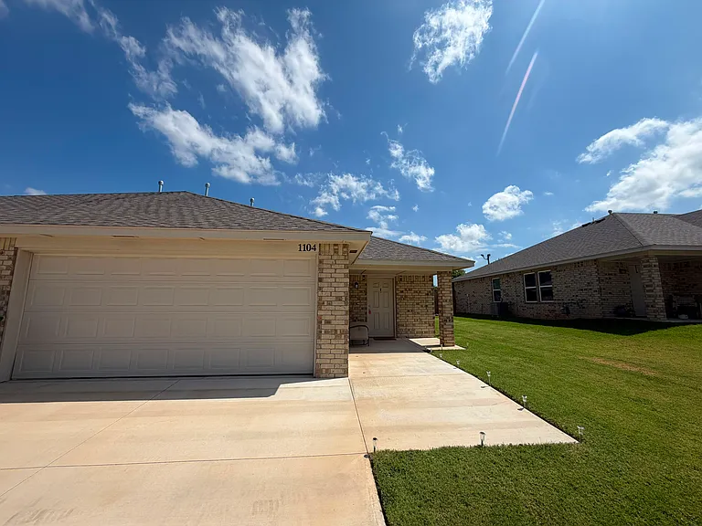 1104 Ashton Ln — Photo 15