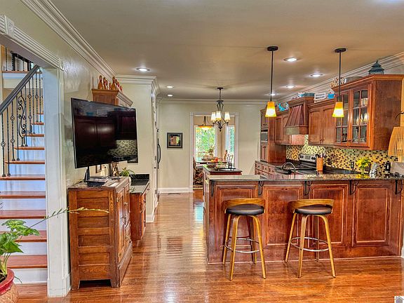 5th image of 315 Country Club Ln