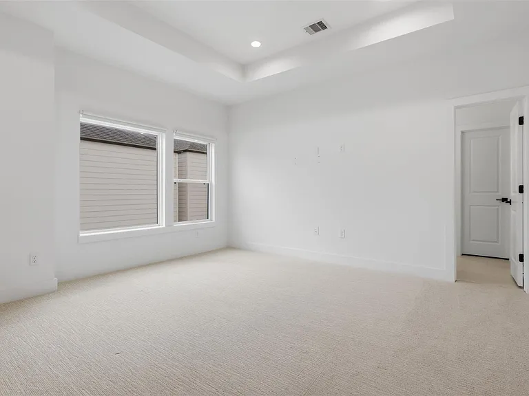 326 Eastwood St — Photo 10