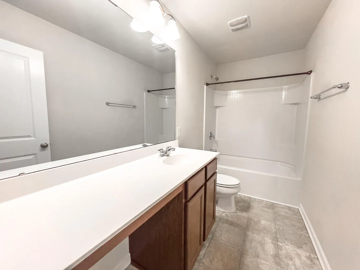 4 bed, 2370 sqft, $2,400 — Photo 3
