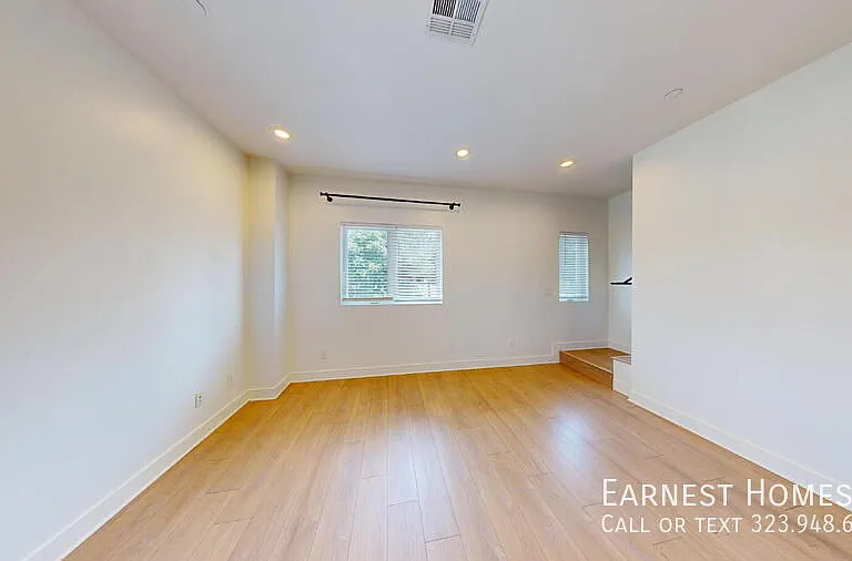 147 1/2 Roselake Ave — Photo 4