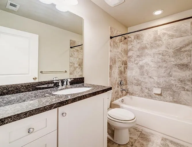 4 bed, 3.5 bath, 2368 sqft, $550 — Photo 4