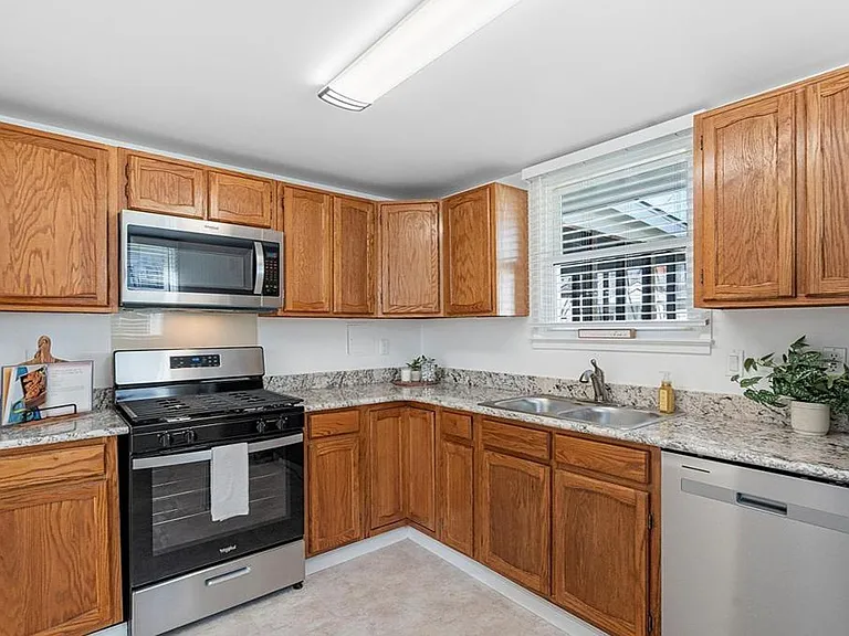 4204 Harvest Ct — Photo 2