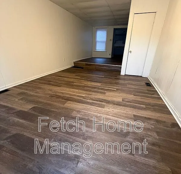 214 W Strawberry St — Photo 2