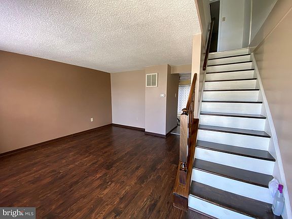 2nd image of 105 N Lynchburg St S #2